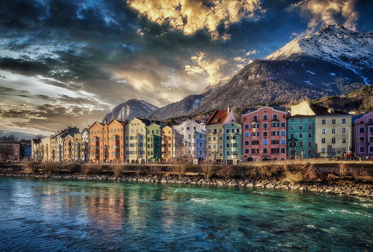 Innsbruck: bunte Häuser am Inn vor der Nordkette