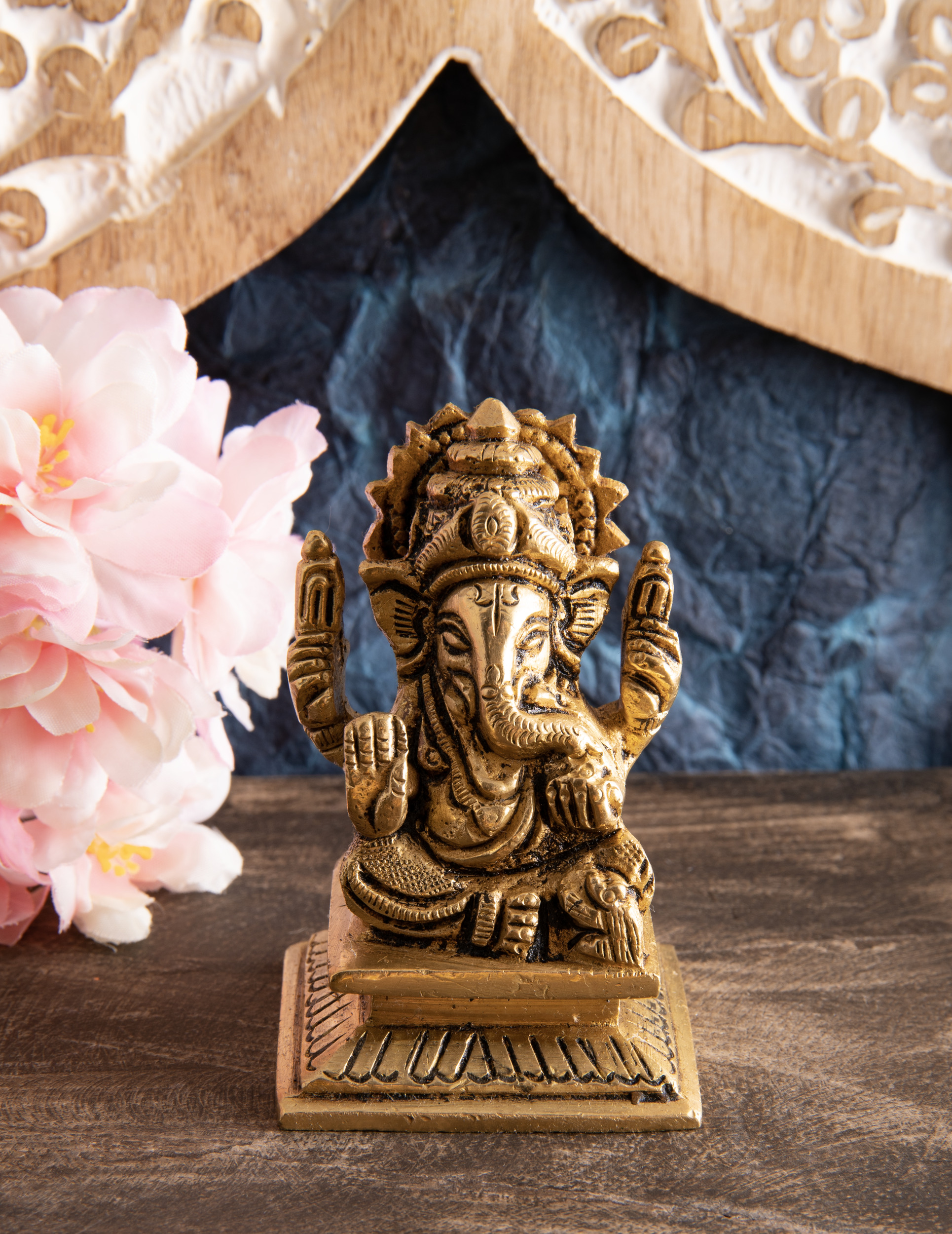 Ganesh mit Maus - Messingstatue mit mattem Goldfinish 