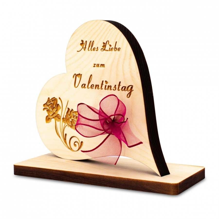 Zirbenherz auf Sockel mit Schleife zum Valentinstag 